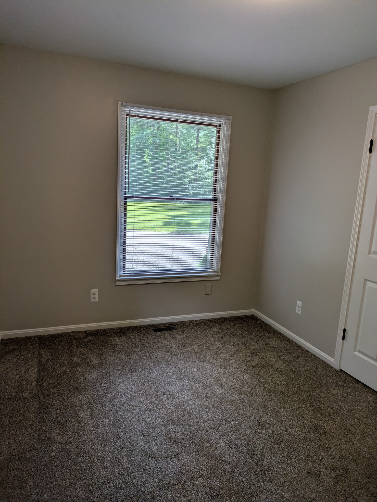 bed 2 view 2 - 11347 Ford Road