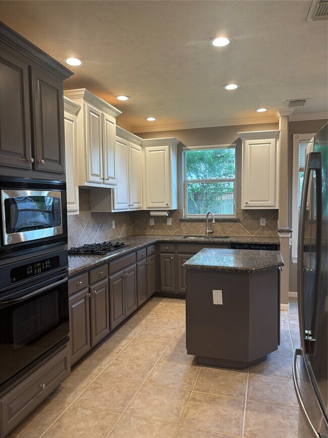 Building Photo - 951 Lamonte Ln