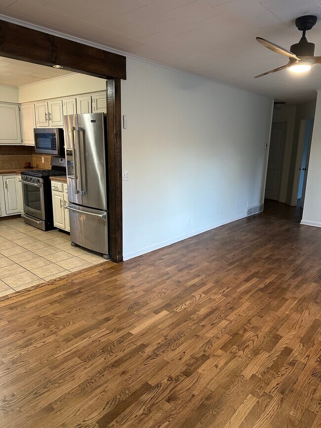 Building Photo - 615 Barton St