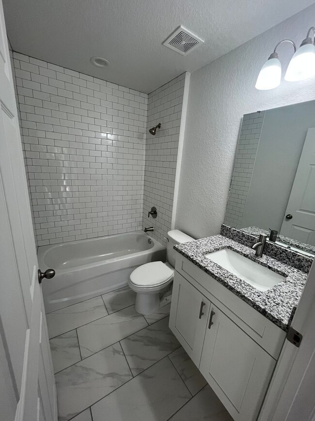 Building Photo - Newly remolded duplex