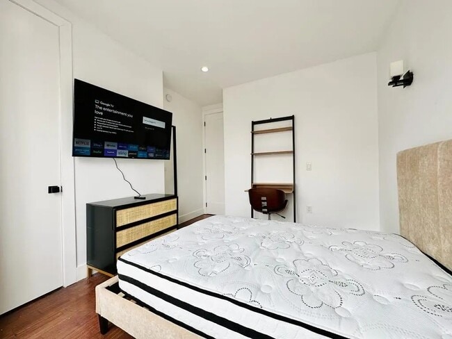 Building Photo - Furnished room/NOT APARTMENT