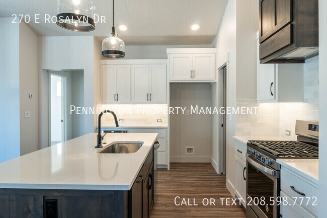 Building Photo - 270 E Rosalyn Dr