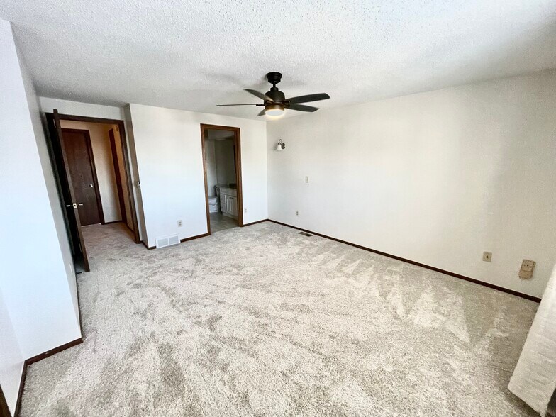 Building Photo - 11055 Riverbend Ct E