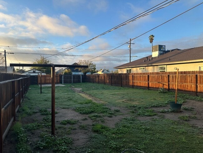 Building Photo - 605 E 10th St