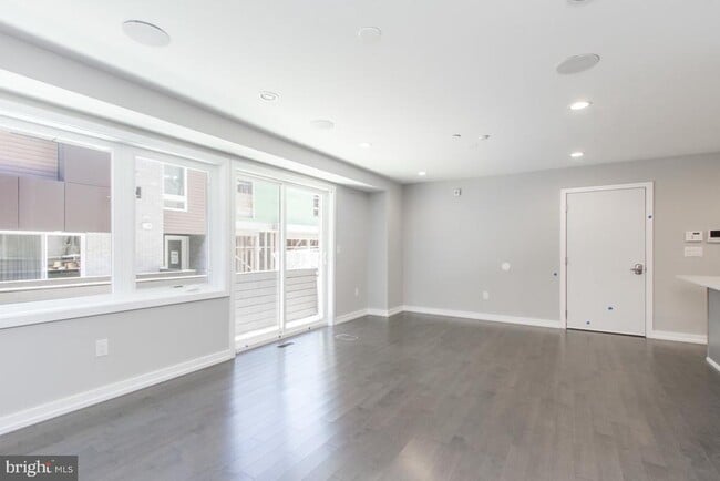 Building Photo - 712-14 S Sartain St