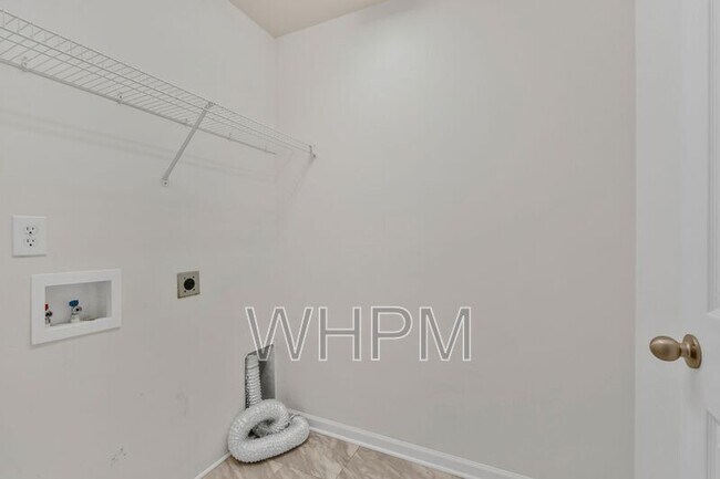 Building Photo - 427 Lazy Creek Ln
