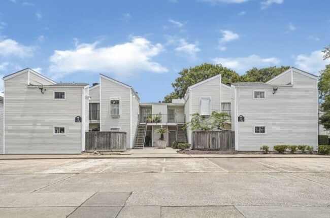 Building Photo - 9809 Richmond Ave