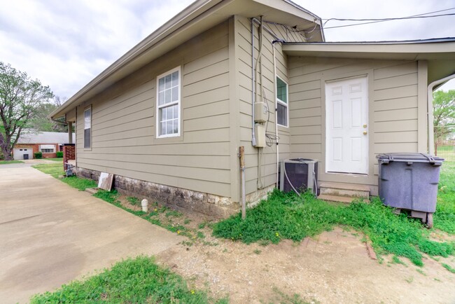 Building Photo - N Denver Ave  Duplex