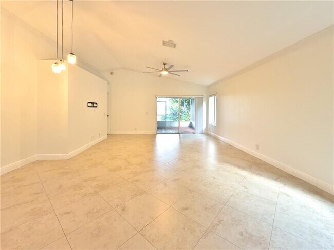 Building Photo - 1583 Presidio Dr