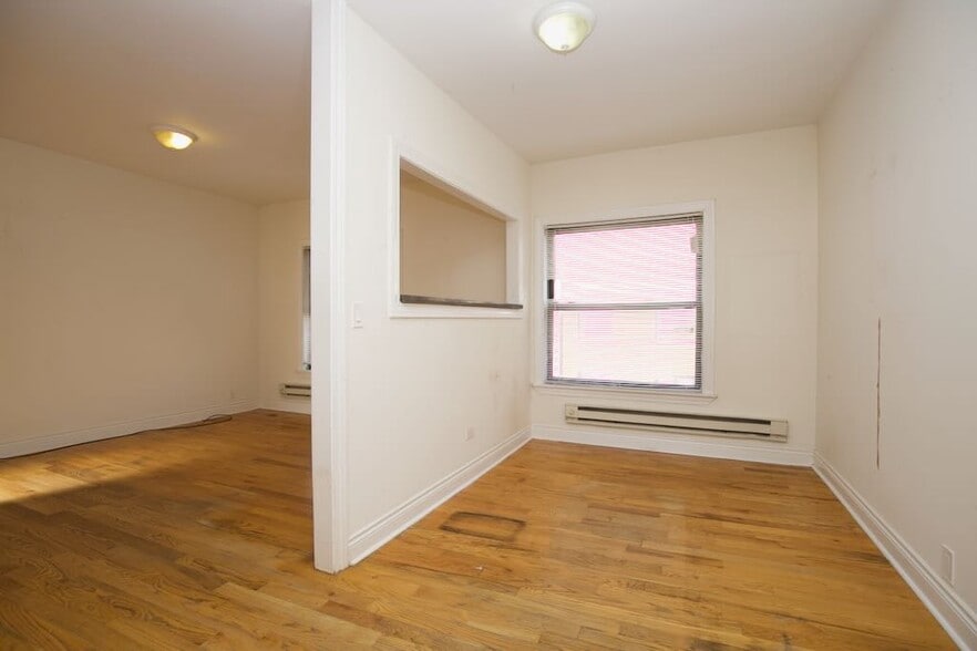 Building Photo - 830 W Waveland Ave