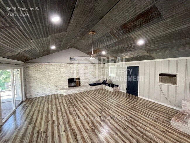 Building Photo - Charming 3/2 bedroom home ready for you to...