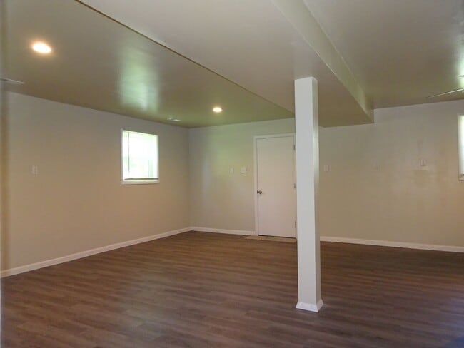 Building Photo - 3 Bedroom 1.5 Bathroom Single Family Home ...
