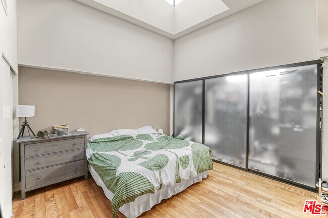 Building Photo - 460 S Spring St