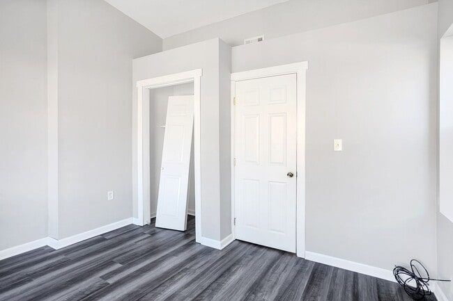 Building Photo - Spacious Two Bed Available July 10th! Central Air, Dishwasher, Laundry, Off Street Parking!