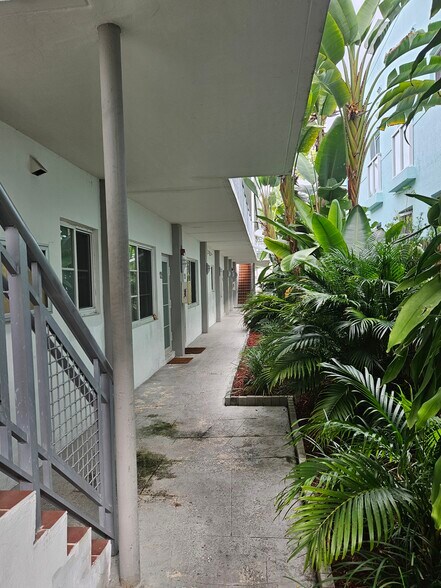 Building Photo - 6905 Bay Dr