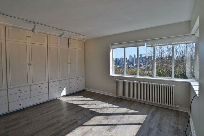 Building Photo - Gorgeous 3 Bedroom Queen Anne Apartment wi...