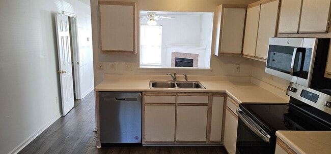 Building Photo - 204 Fairwood Ct