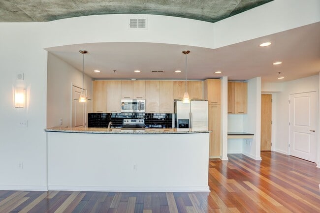 Building Photo - Gorgeous Two Bedroom Condo with Stunning Views of Buckhead!
