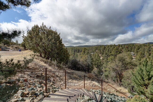 Building Photo - Incredible Home with Lake Views!