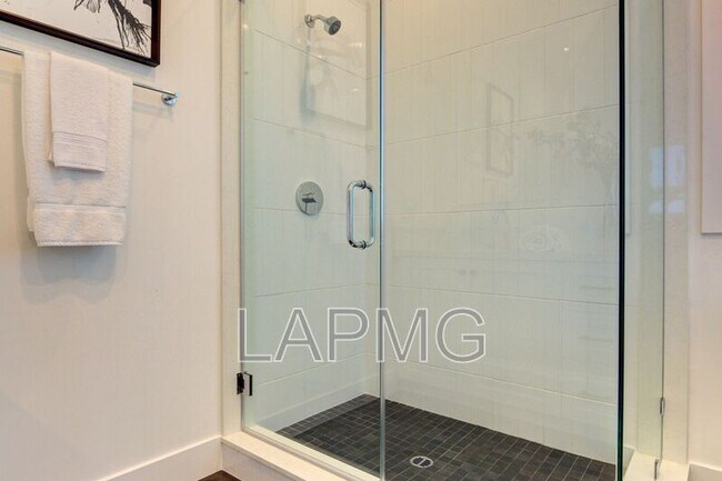 Building Photo - 6016 Comey Ave