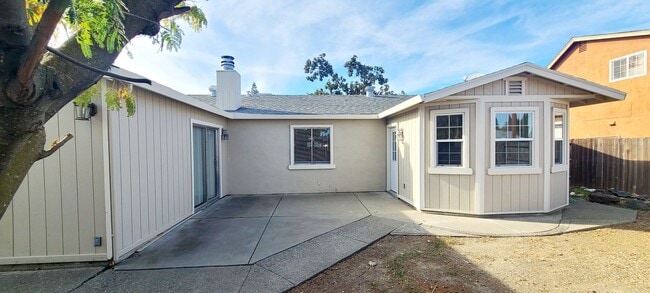Building Photo - Adorable Single Story home with 3 bedroom and 2 bath