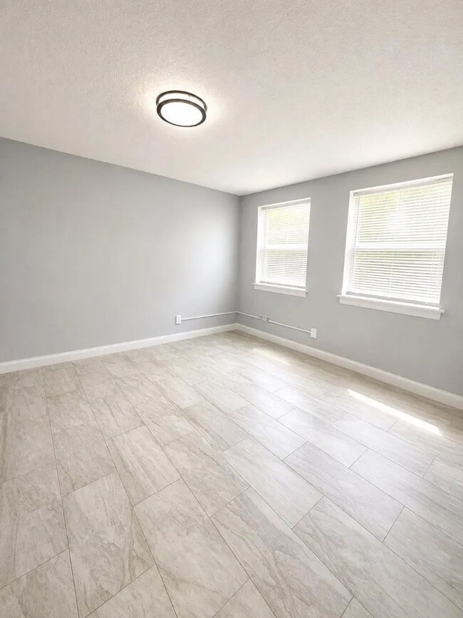 Building Photo - Renovated 2 Bedroom