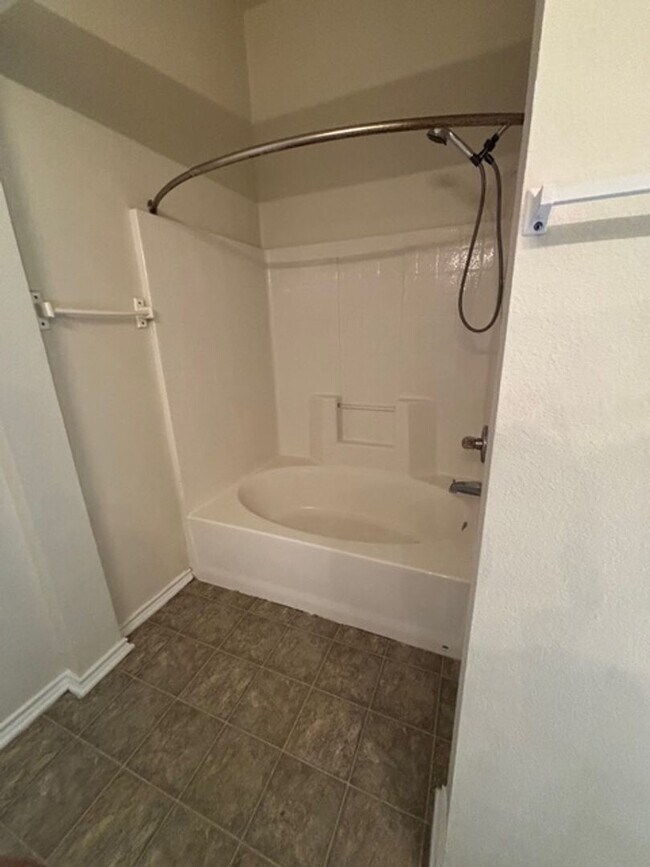 Building Photo - Charming 3 Bedroom, 2 Bath Home – Move-In Ready!