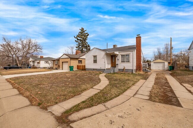 Building Photo - "Charming 3-Bed, 2-Bath Haven in Englewood – 1,499 Sq Ft of Comfort!"