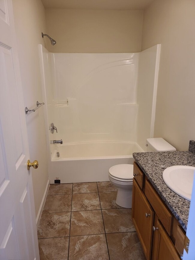 Building Photo - 3 Bedroom 2 1/2 bath ** End Unit** Townhome for Rent in Waynesboro