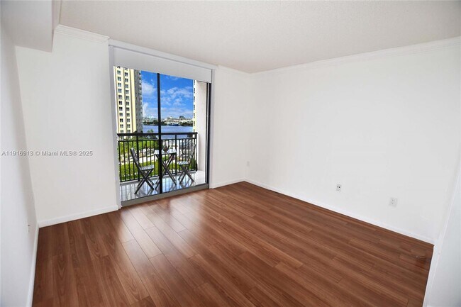 Building Photo - 540 Brickell Key Dr