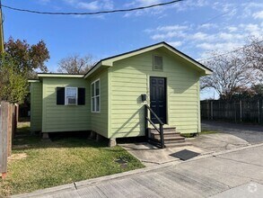 Building Photo - One Bedroom Home Downtown