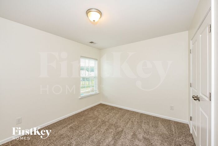 Building Photo - 736 Redbud Ln