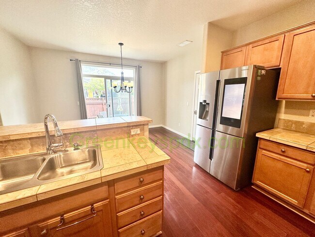 Building Photo - Beautiful 3 Bedroom 2.5 Bath House with fu...