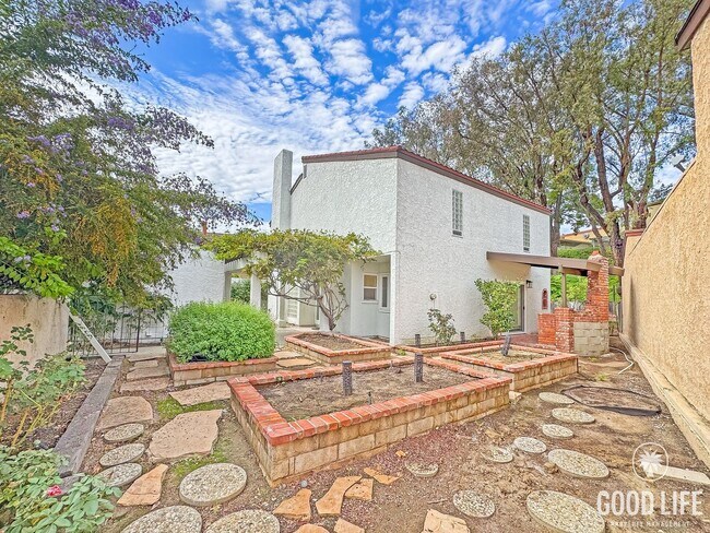 Building Photo - Beautiful 4Bd/2.5Ba Spacious Home in Mission Viejo w/Large Front & Back Yard!