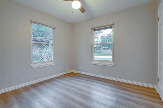 Building Photo - 600 Bramble Dr