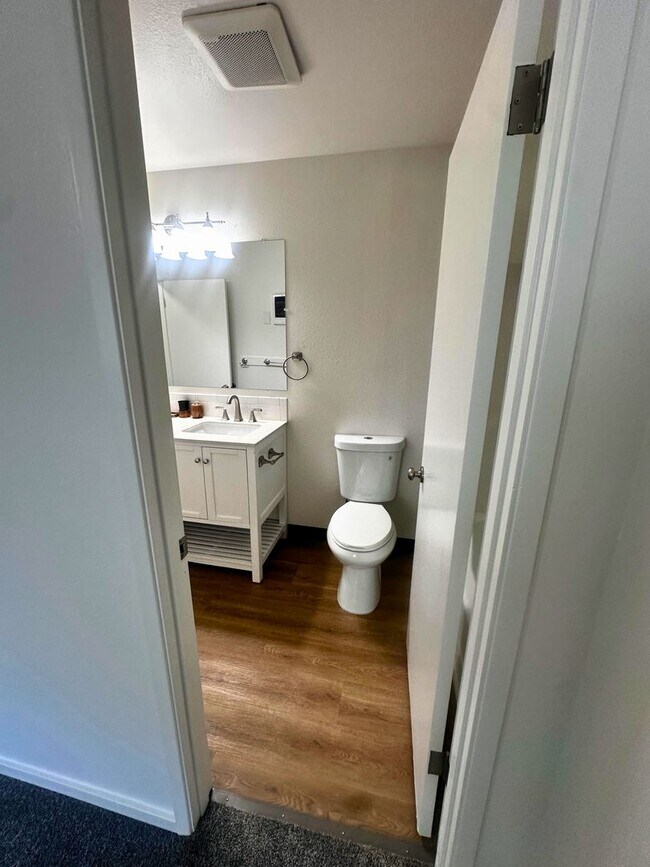 Building Photo - Remodeled 2 Bedroom Rent Ready Apartment!