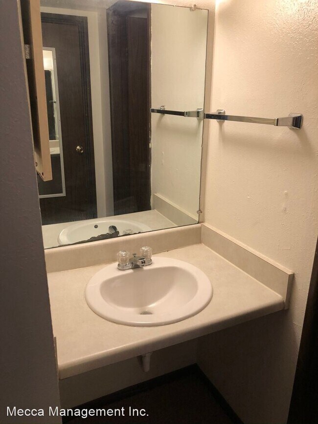 Building Photo - 2 br, 1.5 bath Apartment - 750 High St