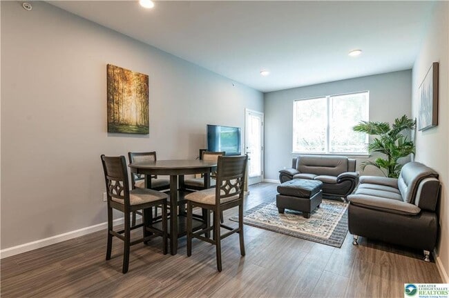 Building Photo - 948 N Front St