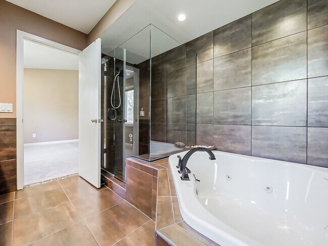 Building Photo - Welcome to this spacious single-family hom...