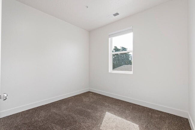 Building Photo - "Discover Comfort & Style: Spacious 3-Bed,...