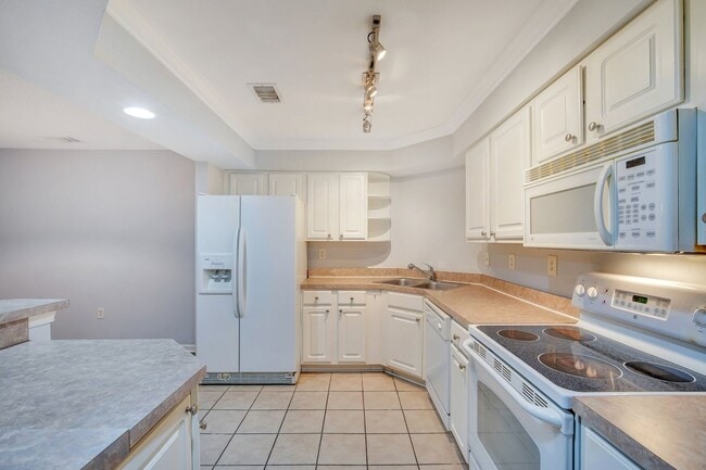 Building Photo - Stylish Condo On Hilton Head Island – Available Now!