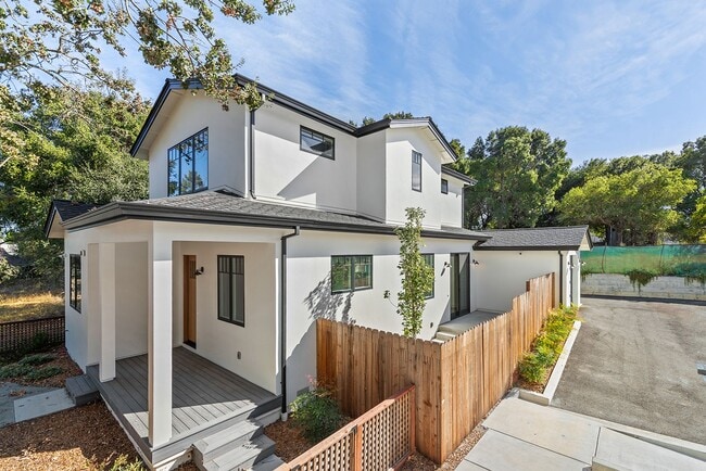 Building Photo - Luxury Home– Central Sebastopol – Close to everything – Best in Class