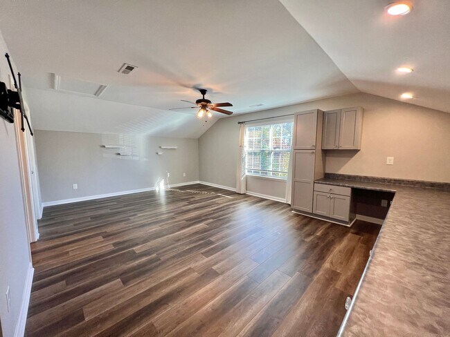 Building Photo - 4 Bed, 3 Bath w/ 2 Car Garage and Fenced Backyard