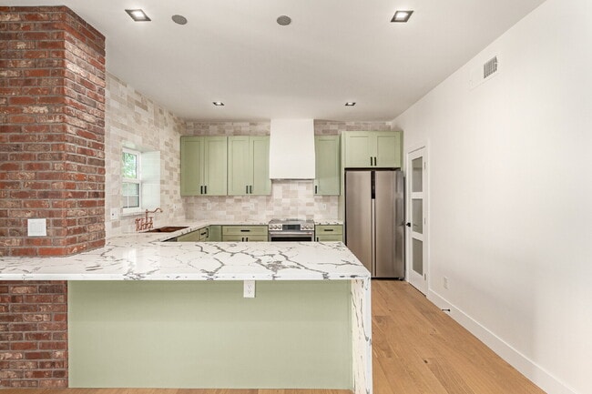 Building Photo - Gorgeous 2-Bed, 2-Bath duplex in the Garfi...