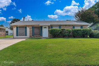 Building Photo - "Charming 3-Bedroom Retreat with Cozy Fire...