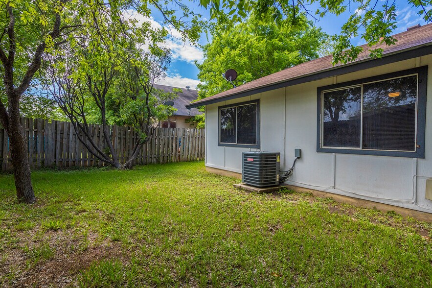 Building Photo - 5275 Meadow Rise St