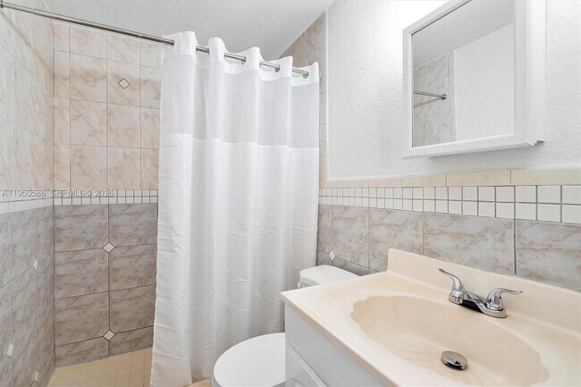 Building Photo - 934 E 22nd St