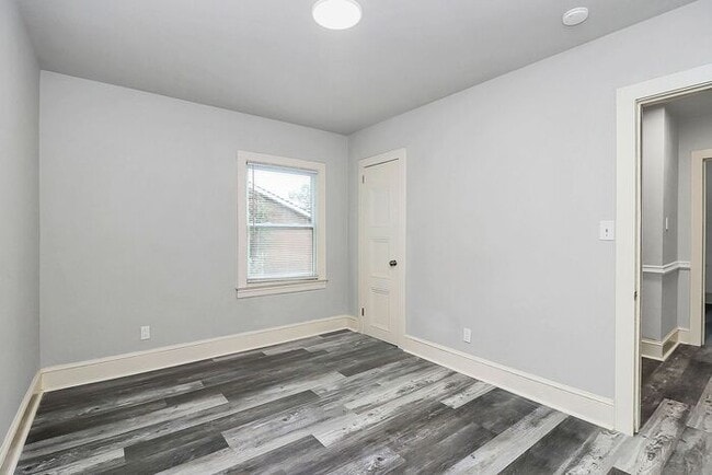 Building Photo - Charming 2BD/1BA Duplex Off West Blvd