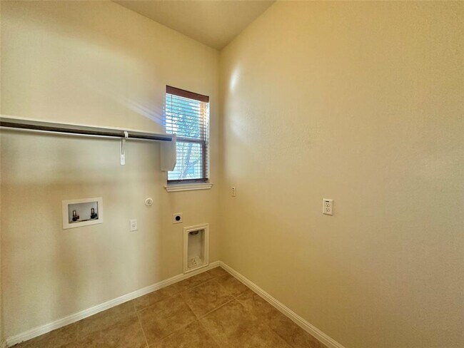 Building Photo - 911 Copper Lake Rd