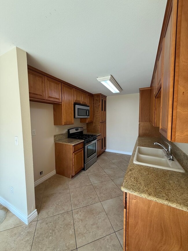 Building Photo - Must see !! 3 Bedroom Condo for Lease with a 1 Car Garage